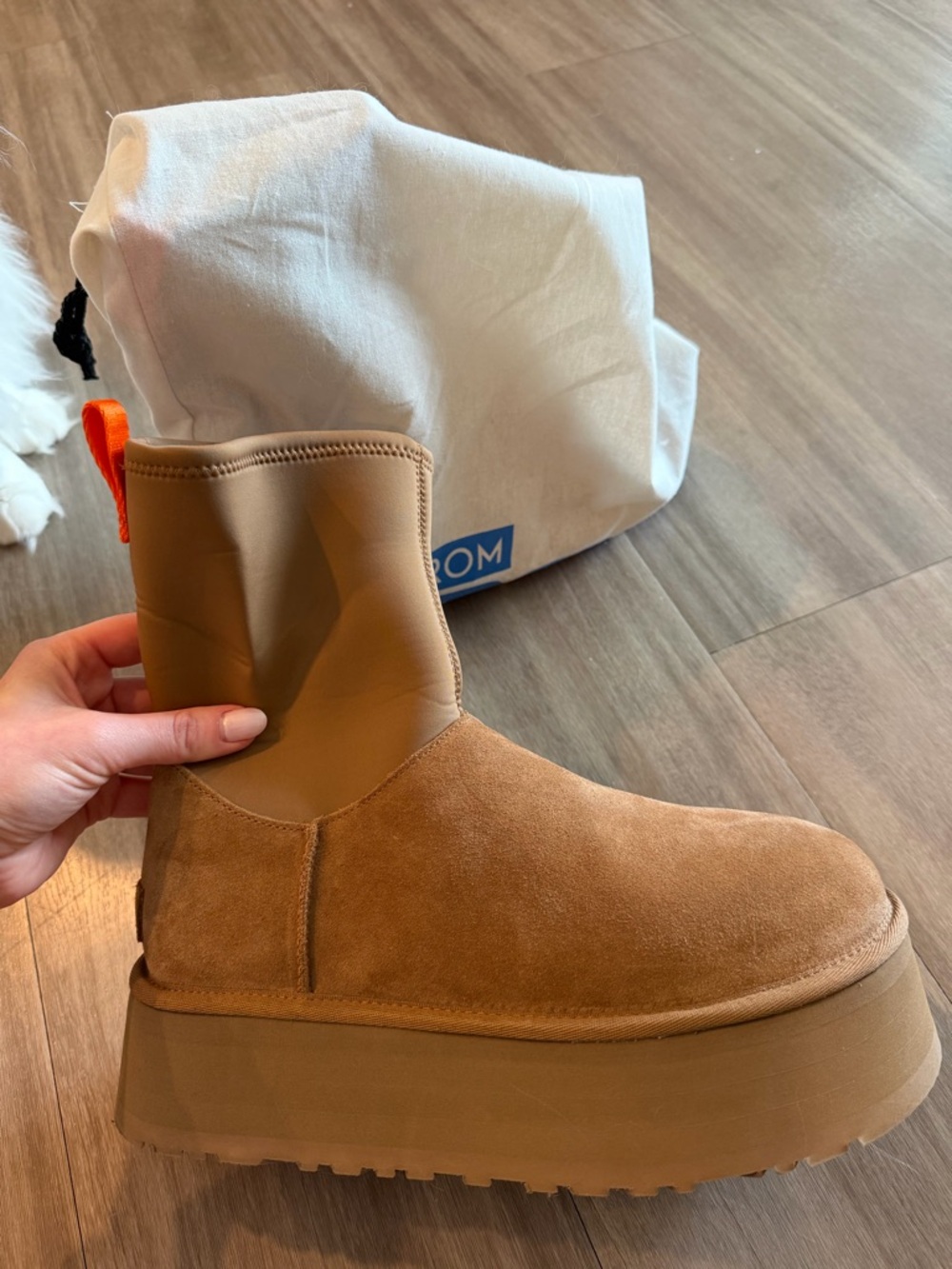NWT Ugg Classic Dipper in Chestnut